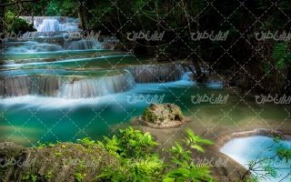 تصویر با کیفیت منظره زیبای آبشار همراه با درخت و جنگل