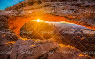 تصویر با کیفیت منظره زیبای غروب خورشید همراه با صخره و بیابان