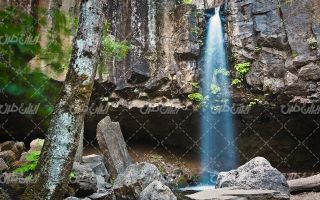 تصویر با کیفیت منظره زیبای آبشار همراه با صخره سنگی عظیم