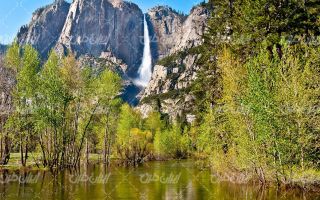 تصویر با کیفیت منظره زیبای آبشار همراه با صخره سنگی عظیم