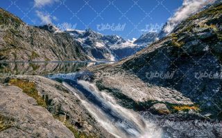 تصویر با کیفیت منظره زیبای کوهستان همراه با رودخانه و آبشار