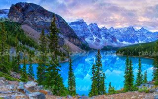 تصویر با کیفیت منظره زیبای کوه همراه با دریاچه و آسمان آبی