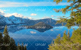 تصویر با کیفیت منظره زیبای دریاچه همراه با کوه و برف