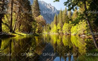تصویر با کیفیت منظره زیبای دریاچه همراه با کوه و درختان