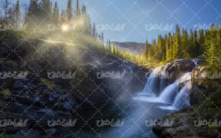 تصویر با کیفیت منظره آبشار همراه با تابش نور خورشید