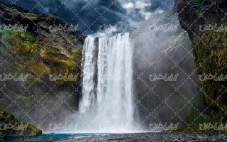 تصویر با کیفیت منظره آبشار همراه با آسمان ابری و صخره