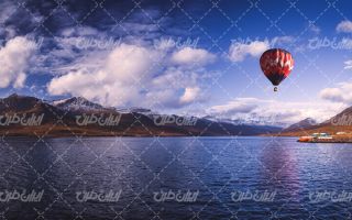 تصویر با کیفیت منظره بالون همراه با دریاچه و کوه های پوشید از برف
