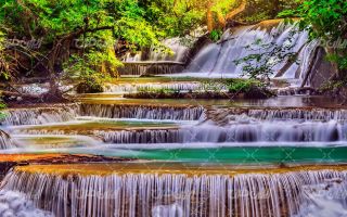 تصویر با کیفیت منظره آبشار پلکانی همراه با جنگل و درخت