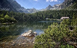 تصویر با کیفیت منظره دریاچه همراه با کوه و آسمان آبی