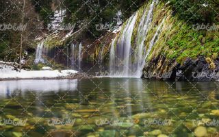 تصویر با کیفیت منظره آبشار زیبا همراه با دریاچه و برف