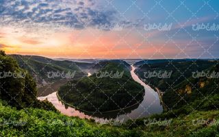 تصویر با کیفیت منظره رودخانه همراه با جنگل انبوه و غروب آفتاب
