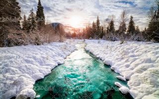 تصویر با کیفیت منظره فصل زمستان همراه با رودخانه و برف