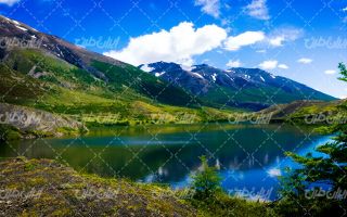 تصویر با کیفیت منظره دریاچه همراه با آسمان آبی و کوه