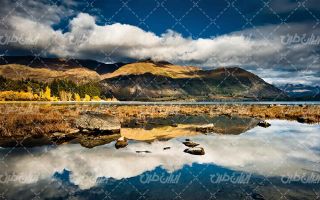 تصویر با کیفیت منظره فصل پاییز همراه با دریاچه کوه