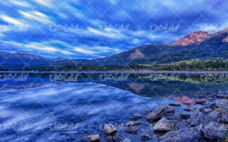 تصویر با کیفیت منظره دریاچه همراه با آسمان ابری و سنگ