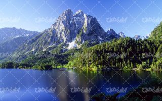 تصویر با کیفیت منظره کوه همراه با آسمان آبی و دریاچه