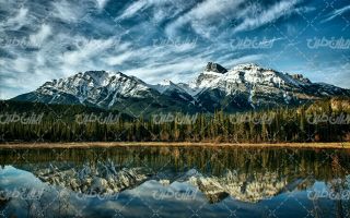 تصویر با کیفیت منظره کوه همراه با آسمان آبی و دریاچه