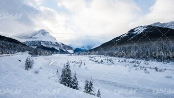 تصویر با کیفیت منظره فصل زمستان همراه با برف و کوه