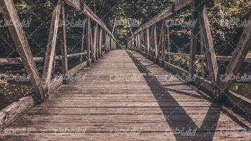 تصویر با کیفیت پل چوبی به همراه رودخانه و جنگل