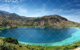تصویر با کیفیت دریاچه به همراه منظره زیبای کوهستان و کوه
