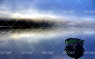 تصویر با کیفیت دریاچه به همراه قایق پارویی و آسمان آبی