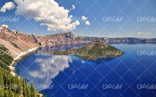 تصویر با کیفیت کوه به همراه دریاچه و آسمان آبی نمیه ابری