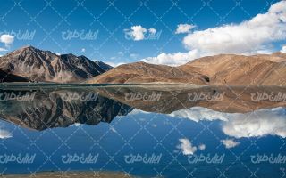 تصویر با کیفیت دریاچه زیبا به همراه آسمان آبی و کوه
