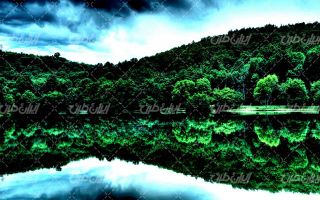تصویر با کیفیت دریاچه زیبا به همراه درختان انبوه و آب زلال