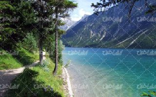 تصویر با کیفیت دریاچه زیبا به همراه کوهستان و آب زلال