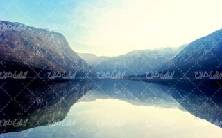 تصویر با کیفیت دریاچه زیبا به همراه کوهستان و آب زلال