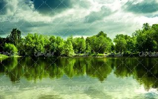 تصویر با کیفیت دریاچه زیبا به همراه آسمان ابری و آب زلال