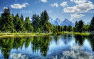 تصویر با کیفیت دریاچه زیبا به همراه آسمان آبی و آب زلال