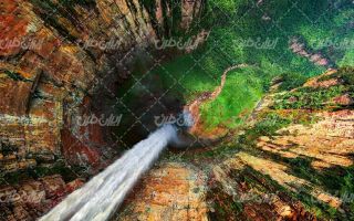تصویر با کیفیت چشم انداز زیبای آبشار به همراه درخت و طبیعت