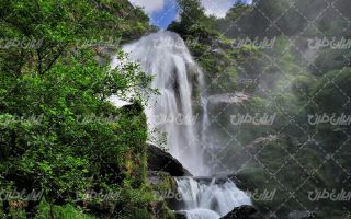 تصویر با کیفیت منظره زیبای آبشار به همراه درخت و طبیعت