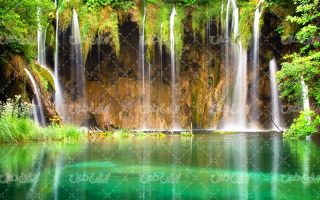 تصویر با کیفیت آبشار زیبا به همراه درخت و چشم انداز طبیعت