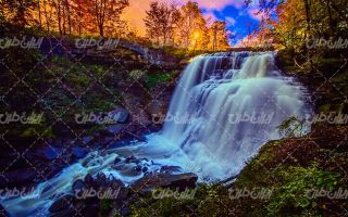 تصویر با کیفیت چشم انداز زیبای آبشار به همراه درخت و چشم انداز طبیعت