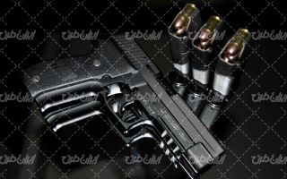 تصویر با هفت تیر به همراه سلاح و ماشین آلات نظامی