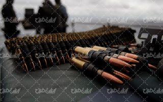تصویر با فشنگ جنگی به همراه سلاح و ماشین آلات نظامی