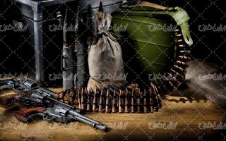 تصویر با کیفیت هفت تیر به همراه سلاح و ماشین آلات نظامی