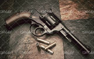 تصویر با کیفیت هفت تیر به همراه سلاح و ماشین آلات نظامی