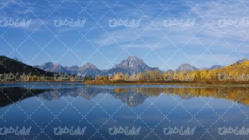 تصویر با کیفیت منظره پاییزی و به همراه دریاچه و آسمان آبی