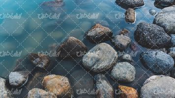 تصویر با کیفیت سنگ های روی آب و به همراه دریاچه و آب