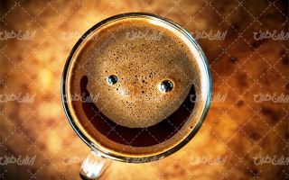 تصویر با کیفیت فنجان قهوه به همراه کافی شاپ و لبخند روی قهوه