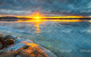 تصویر با کیفیت منظره زیبای غروب خورشید به همراه فصل زمستان و چشم انداز برفی
