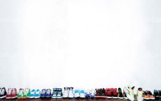 تصویر با کیفیت کفش کتونی همراه با تصویر زمینه و بک گراند