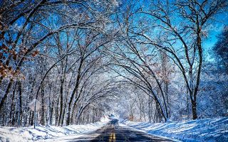 تصویر با کیفیت چشم انداز همراه با منظره و چشم انداز زیبای جاده برفی