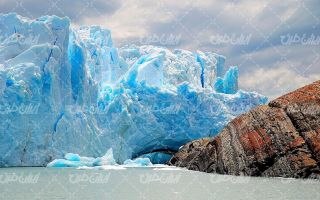 تصویر با کیفیت چشم انداز همراه با منظره و چشم انداز زیبای کوه یخ