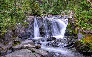 تصویر با کیفیت چشم انداز همراه با منظره و چشم انداز زیبای آبشار
