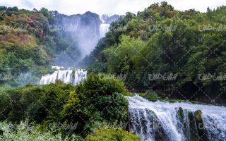 تصویر با کیفیت چشم انداز همراه با منظره و چشم انداز زیبای آبشار