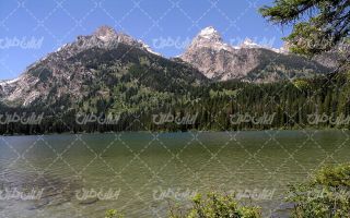 تصویر با کیفیت طبیعت زیبا همراه با منظره و چشم انداز زیبای دریاچه